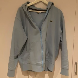 Lacoste zip - Säljer min turkos Lacoste zip eftersom den inte kommer till användning längre storlek M