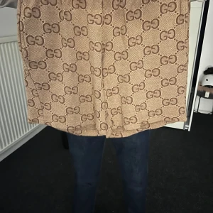 Beige shorts guki - Snygga beige shorts med ett klassiskt GG-mönster. Perfekta för en stilren look. Shortsen har en normal passform och är tillverkade i ett bekvämt matrial