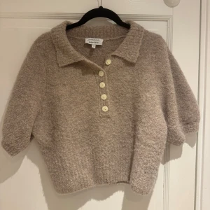 Beige stickad tröja från & Other Stories - Säljer denna kortärmade cardigan från & Other Stories. Använd ett fåtal gånger. Väldigt fint skick. 