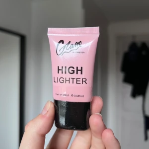 Highlighter från Glam of Sweden - Snygg highlighter från Glam of Sweden i en rosa tub på 20 ml. Perfekt för att ge ansiktet en strålande glöd. Lätt att applicera och ger en fin lyster. Oöppnad förpackning.