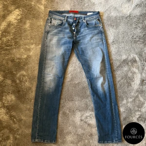 Replay X HUGO Jeans - Märke-Replay X HUGO|Typ av plagg-Jeans|Storlek-W31/L32|Färg-Blå|Skick-7/10|Nypris-SLUTSÅLD|Vårt pris-Högsta bud|OBS! Plagget har ett hål i mitten av byxorna som inte syns när man går. Vi sätter ett lågt pris i början, så kan ni lägga bud på varan då en prissättning är svår med tanke på skicket och varans pris online. Hör av er vid frågor och funderingar!/Mvh Fourcés⚜️
