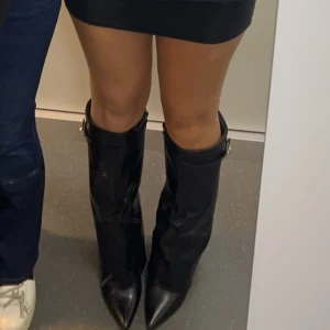 Svarta boots med spetsig tå - Snygga svarta boots med spetsig tå och dekorativa spännen. Desss är fold over. Perfekta för en stilren look. Knappast använda!! Du får gärna komme med prisförslag 💕