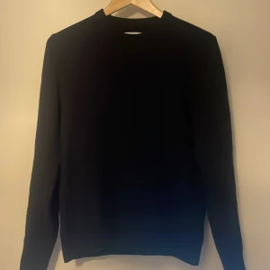 Mörkblå merinoulltröja från These Glory Days - Tjena, säljer min mörkblå stickade tröja TGD, tröjan är fortfarande i fint skick. Skulle rek storleksvis mellan 170 och uppåt lite. Äre nån fråga så är de bara att skriva!