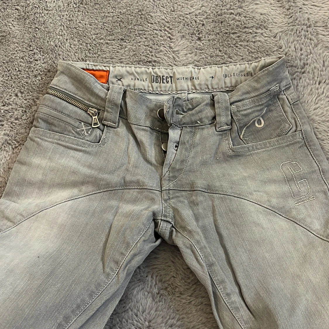 Grå lågmidjade jeans med broderade detaljer - 1