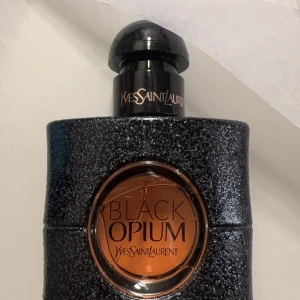 Black Opium parfym från Yves Saint Laurent - Säljer en flaska Black Opium parfym från Yves Saint Laurent. 30 ml och är använd fåtal gånger.