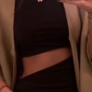 Brun slit topp - Så snygg brun topp med slit i midjan❤️❤️Aldrig använd och prislapp sitter kvar 