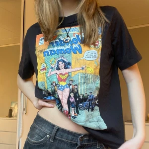 T-shirt med tryck - jätte snygg T-shirt med wonder woman tryck, skit snyggt till baggy jeans och smycken!✨