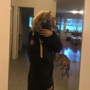 Parajumper jacka  - Säljer min Parajumper Long bear med päls. Endast använd 1 vinter, i bra skick. Köpt för 10999