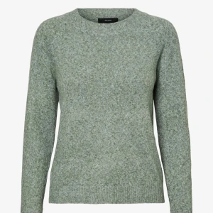 Grön stickad tröja från vero moda - Grön stickad tröja från vero moda. använd ca 4 gånger. super fin men använder inte den. skriv privat för egna bilder💞