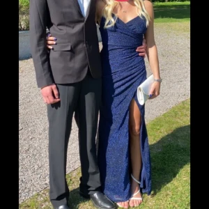 Blå glittrig balklänning  - Säljer min super fina balklänning. Använt 1 gång på balen men den e som ny. Den är marinblå med glitter i. Super fin o perfekt nu när bal börjar närma sig. Storlek XS.  Kontakta mig vid frågor eller fler bilder 