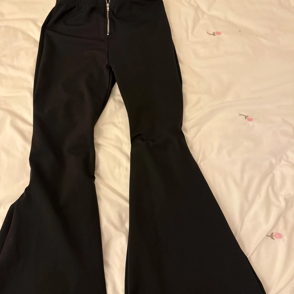 Svarta bootcut byxor med dragkedja