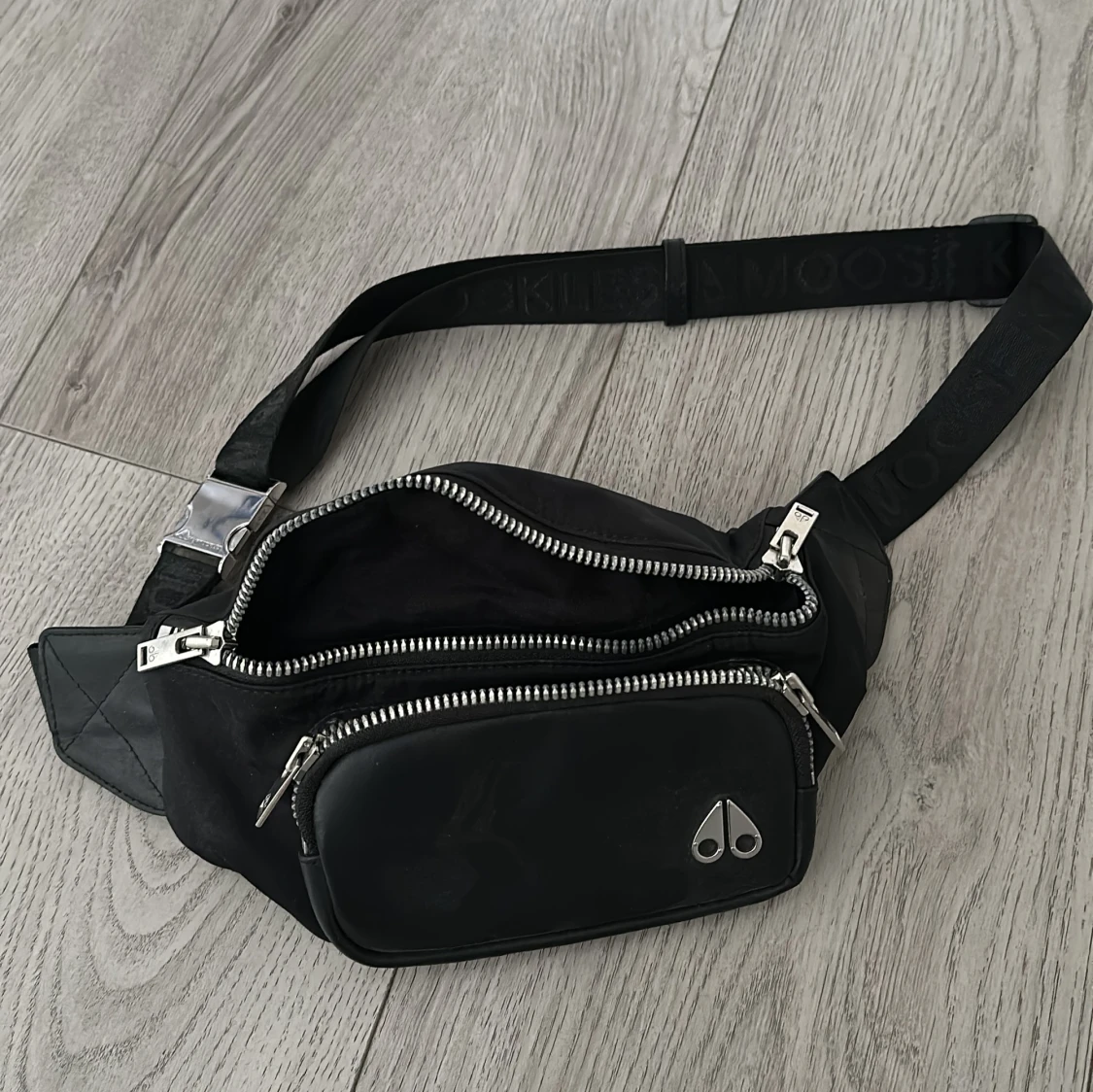 Svart midjeväska med dragkedjor