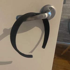 Svart diadem - Snyggt, gulligt och enkelt svart diadem som passar perfekt till allt. Diademet ligger även ute på mitt vinted konto tilde.karlsson. 