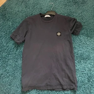 Mörkblå t-shirt från Stone Island - Skick 8/10! Storlek 172 barn storlek men passar Xs och S perfekt!kom pm för mer frågor🤠