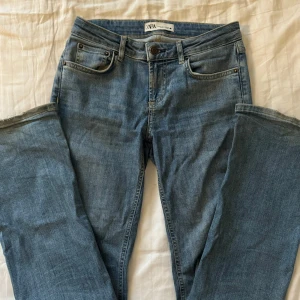 Lågmidjade bootcut jeans  - Snygga blå lågmidjade bootcutjeans från Zara💙De är i bra kvalitet och passar till allting! Säljs inte längre på hemsidan🥰 Kom privat för fler bilder!