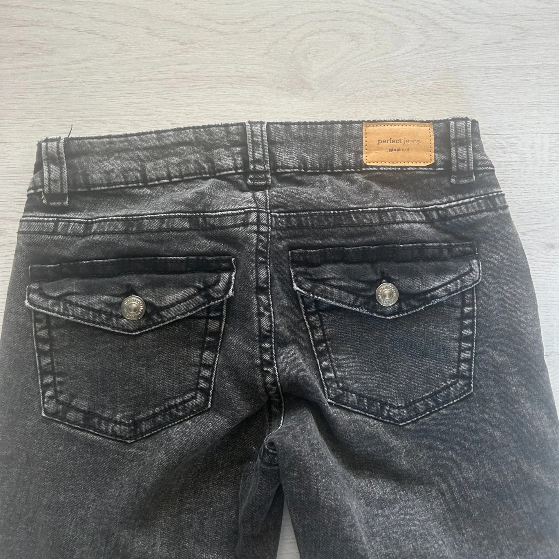 Svarta bootcut jeans från Gina - 2