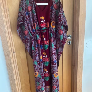 Batikklänning från sent 70-tal - Härlig Batikklänning från tidigt 70-tal, tillverkad i Indonesien. Sparsamt använd. Knyt i midjan