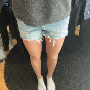Blå jeansshorts med slitningar - Shorts från Zara i storlek 34❣️
