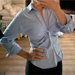 Blå blus från zara - INTE MINA BILDER!! enbart använd en gång!! Från zara i nyskick utan prislapp