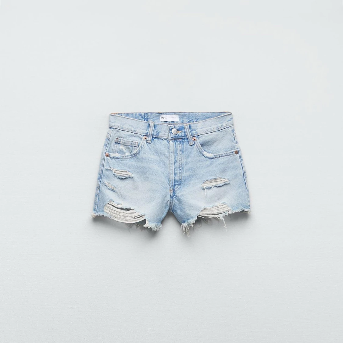 Ljusblåa jeansshorts - 2