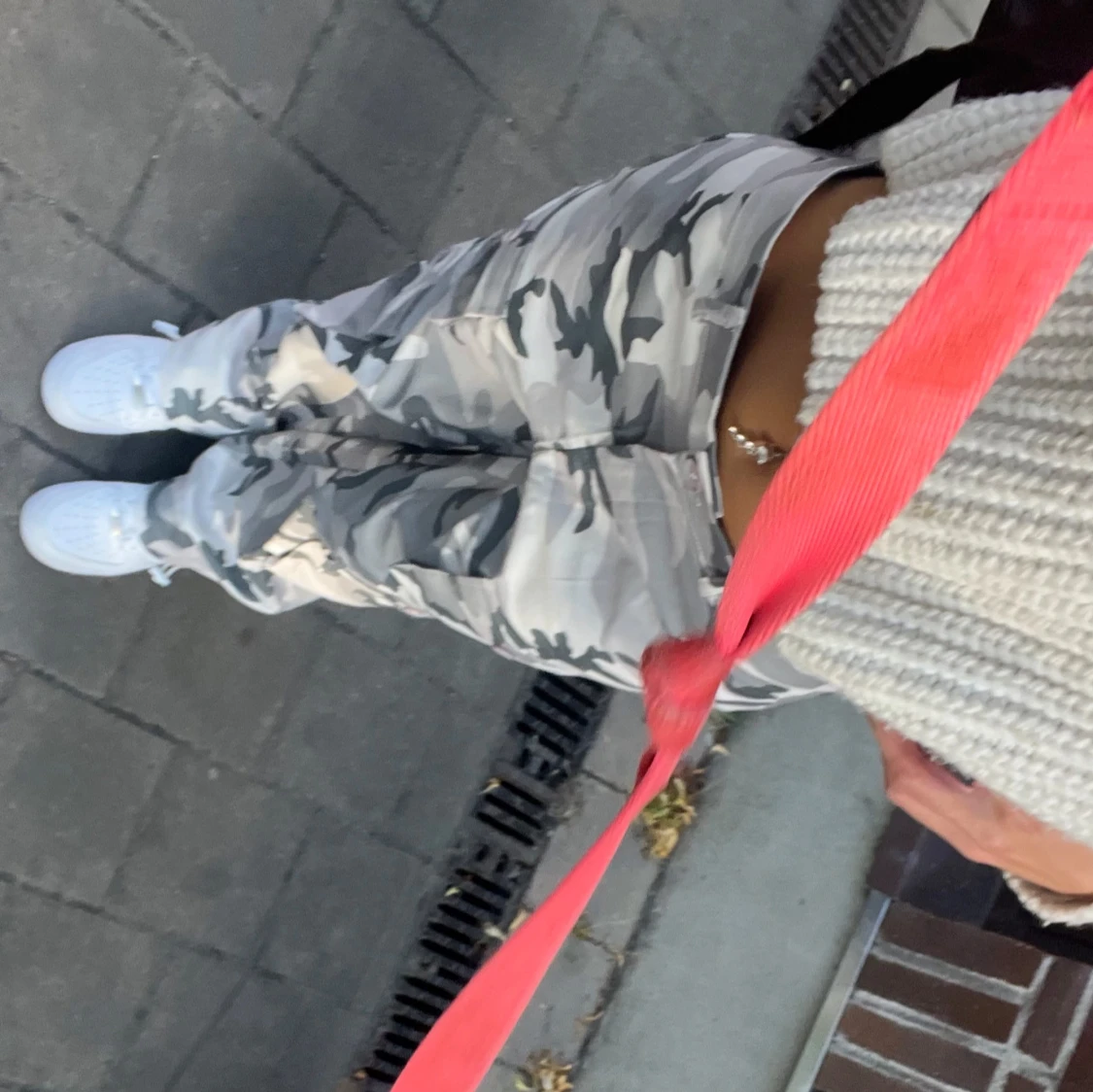 Ett par militärmönstrade byxor 