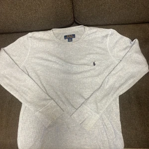 Tröja från Polo Ralph Lauren - Säljer en stilren blå långärmad tröja från Polo Ralph Lauren i storlek M. Tröjan är i mycket bra skick men priset är såklar inte hugget i sten, så tveka inte på att höra av dig vid frågor 🤝🍾