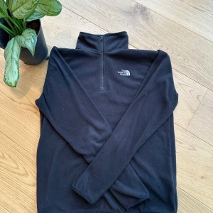 The north face  - Väldigt fin tröja från märke the north face.  Rökfri Väldigt bra skick Storlek S  Skickas samma dag som beställningen.  Har ni frågor är det bara till att fråga lägg gärna ett bud så kan jag gå med på snabb affär.