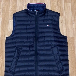 Tommy Hilfiger väst - Helt ny och oanvänd