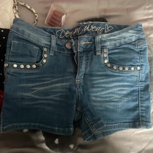 Blå jeansshorts med nitar - Snygga blå jeansshorts från Kappahl 