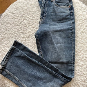 Blå jeans från Zara - Snygga blå jeans från Zara i klassisk stil. De har en normal passform med raka ben och är tillverkade i denim. Perfekta för en avslappnad look.