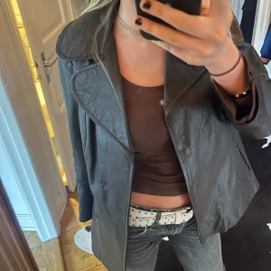 Snygg skinnkavaj  - Snygg brun skinnkavaj, perfekt till våren! 