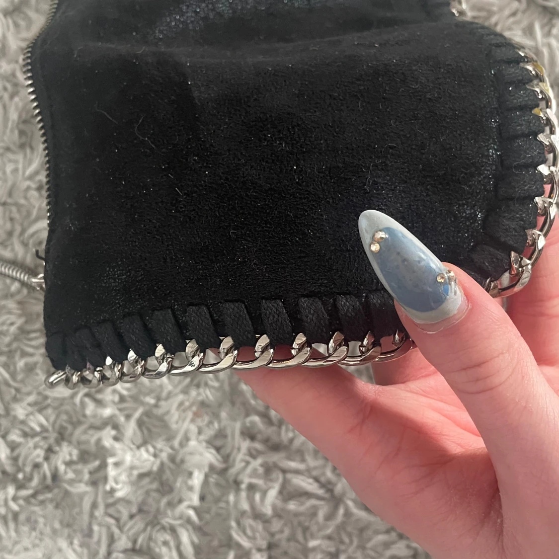 Svart axelväska med kedjedetaljer - 1