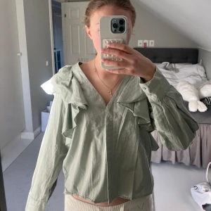 Blus - Super söta gröna blusen ifrån hm!! Nästan aldrig andvänd, så den är så gott som ny💞💞