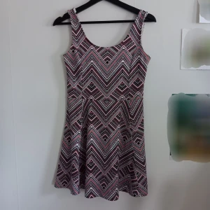 Mönstrad klänning - Superskön klänning från H&M, bra längd, och lite stretchigt material. Har sytt upp axelbanden, kan självklart ta bort det om så önskas vid försäljning🌻 Säljes då den inte kommer till användning längre [bara att skriva om frågor eller fler bilder!]