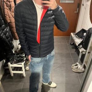 Svart dunjacka från Hugo Boss - Säljer nu min sjukt snygga Hugo Boss jacka!!| Skick 9,5/10 inga defekter!!| Denna modellen på jackan tillverkas inte längre!! | Modellen är 180cm och väger 70kg | Jackan är köpt på Frankfurt flygplats | Nypris ca 450€ | Mitt pris 700kr | Tveka inte att ställa frågor! | Färgen på jackan går att diskutera svart/mörkblå | Pris får att diskutera!