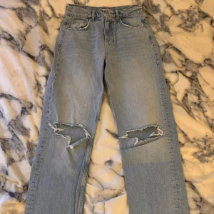 Ljusa jeans med hål i knäna - Säljer ett par ljusa jeans med hål/slitningar på knäna. 
