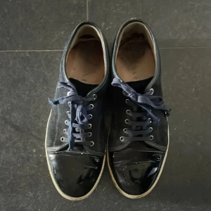 Lanvin dbb1 - Säljer dessa lanvins i storlek 44. Hyfsat använda men går att fixa till. Skriv om ni har några frågor💯