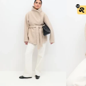 Beige teddyjacka med bälte Gina tricot - Mysig beige teddyjacka med bälte i midjan för en stilren look. Jackan har en hög krage och långa ärmar, perfekt för kyligare dagar. Den är i nyskick helt oanvänd med prislappen på. ( inte mina bilder)