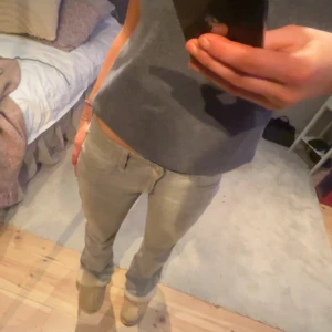 Ljusgrå jeans - Säljer mina snygga grå jeans från Gina Tricot🥰 De sitter super bra precis överallt men har tyvärr blivit lite för korta för mig 💔Näst intill nyskick endast några små slitningar nere vid byxbenen (båda) se bild 4💓
