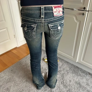 True religion jeans  - True religion low waist bootcut jeans. Storlek 24 Midjemått: 36 cm och innerbenslängd: 81 cm 