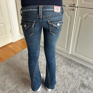 True religion jeans  - True religion low waist bootcut jeans. Storlek 24. Midjemått: 34 innerbenslängd: 71 