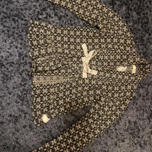 Omlottkofta från Odd molly - Säljer en snygg och trendig mönstrad omlottkofta från Odd Molly. Koftan har ett unikt mönster och knytband framtill. Supersnygg och i mycket bra skick!