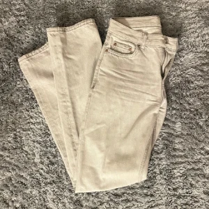 Gina Jeans - Ljusgråa straight jeans ifrån gina