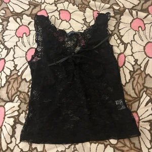 Brandy Melville linne  - Säljer detta sjukt gulliga linne av spets från brandy Melville. Det har inga defekter men jag säljer då det inte kommer till användning längre!💗💗 Det är bara att fråga ifall du undrar över något!