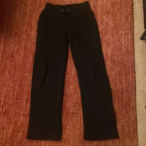 Svarta mjukisbyxor  - Säljer ett par svarta mjukisbyxor. Byxorna har en rak passform. Lite slitna på ena benet.