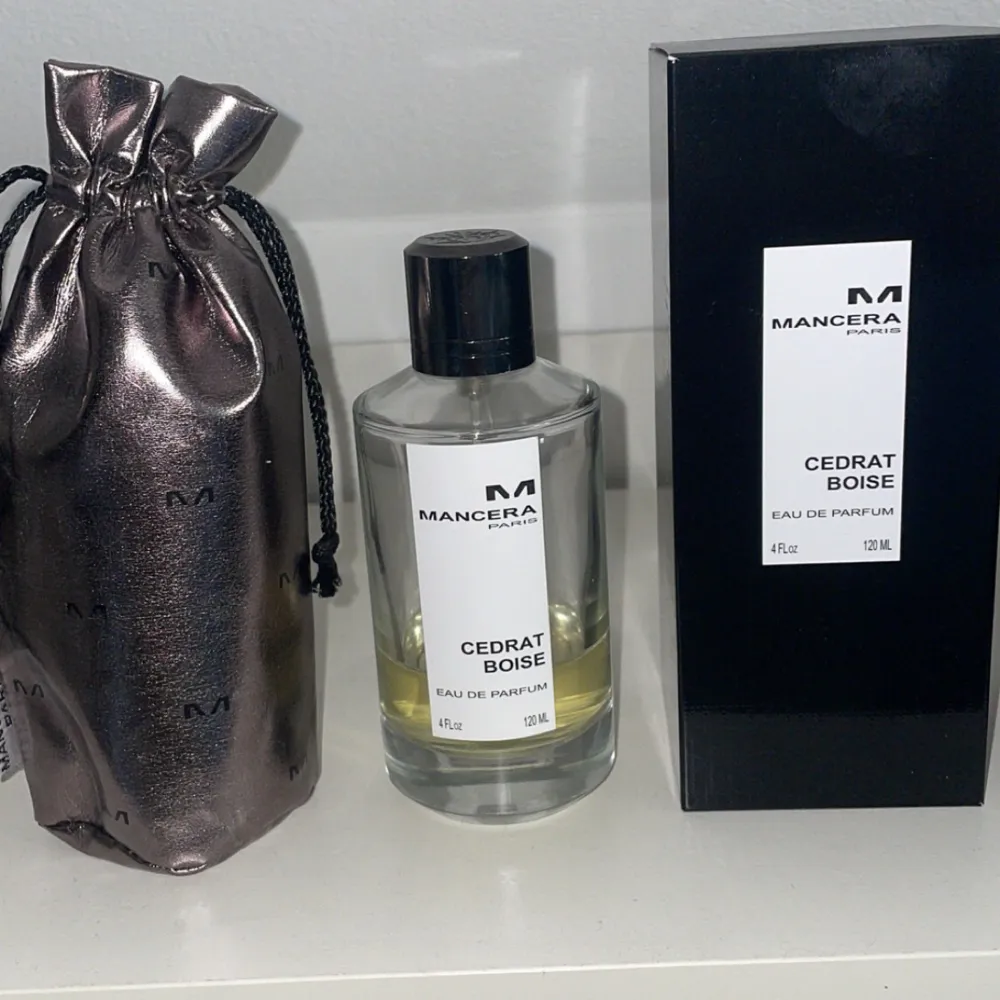 Mancera cederat boise 120ml. Ca 35-40ml kvar. Köpt på notino i maj förra året. Orderbekräftekse finns. Perfekt nu inför våren och sommaren då det är en blandning mellan citron och trä som gör att du kan använda lite närsomhelst. Pris kan diskuteras vid en snabb affär.. Perfume.