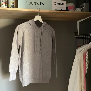 Grå hoodie - Säljer en stilren grå hoodie som aldrig är använd då den var för lite. Passar bra till både jeans och mjukisbyxor. Hör av dig vid intresse. Pris kan diskuteras