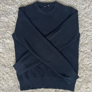Stickad tröja - En stilren stickad tröja i storlek S