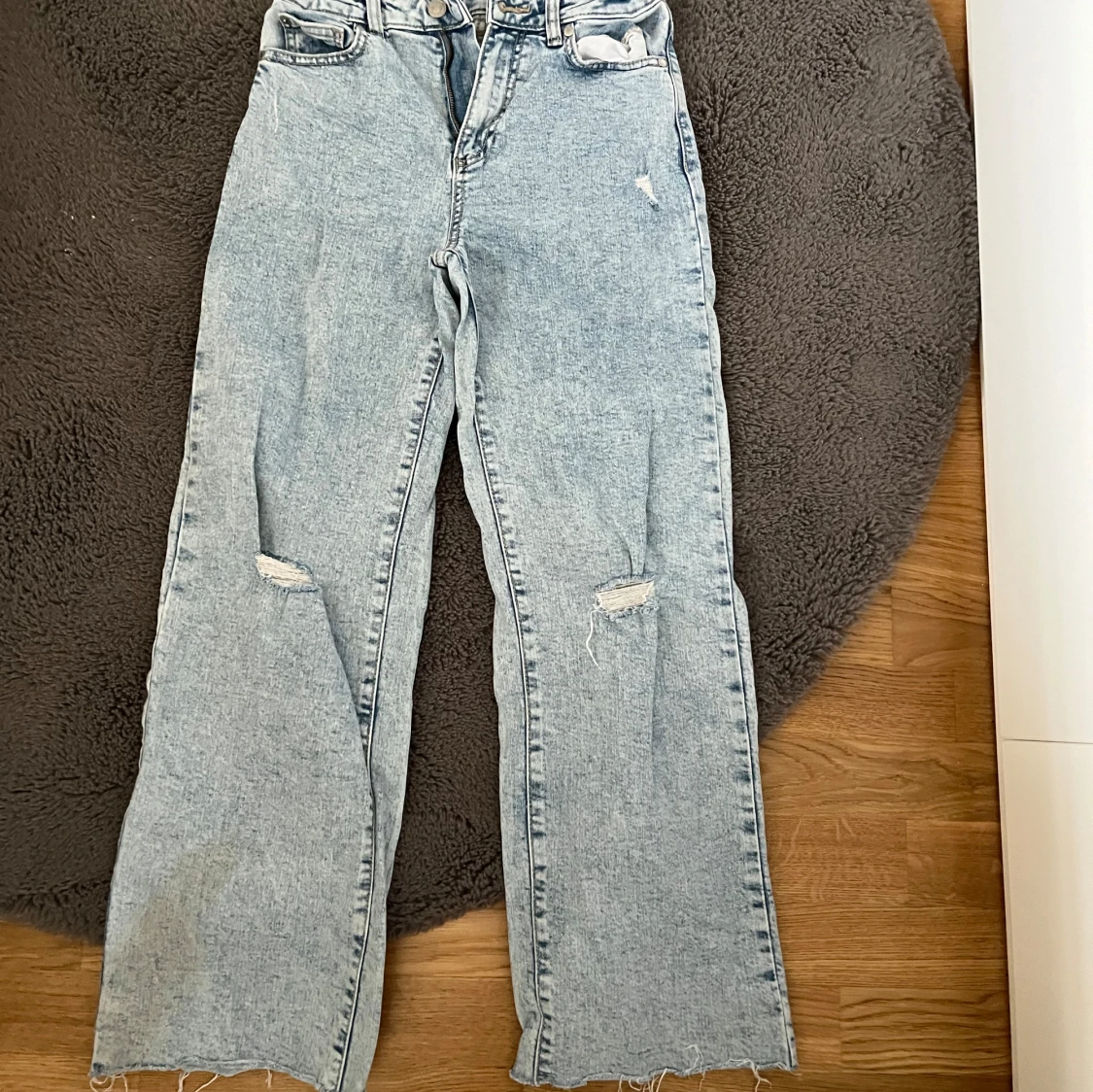 Ljusblå jeans med hög midja