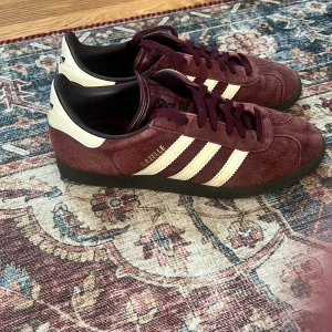Adidas Gazelle storlek 44 - Säljer adidas gazelles storlek 44. Har använts ca 10 gånger. 